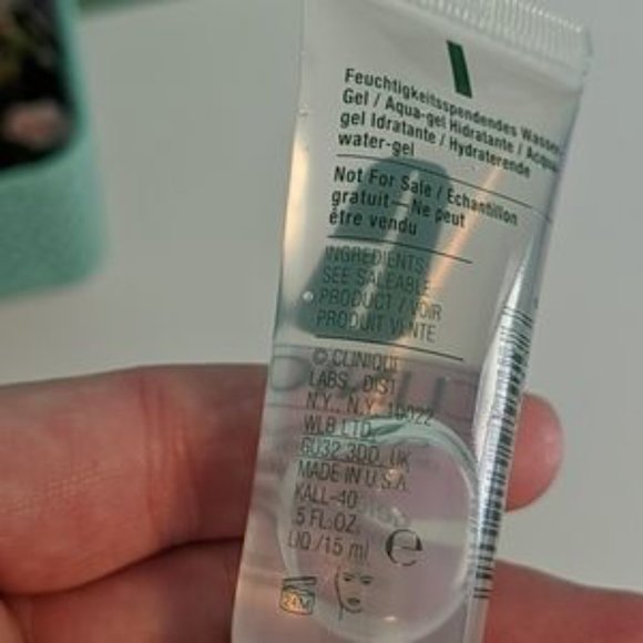 Clinique Dramatically Different Hydrating … - Picture 4 of 5